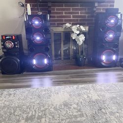 LG  XBOOM  2,800 W Rms 5,000 Peac 