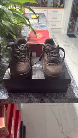Nike Air Force’s size 6 women’s