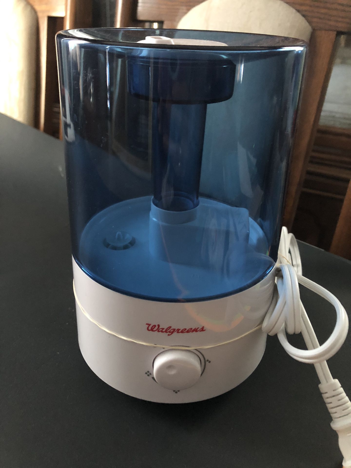 Small humidifier with oil tray