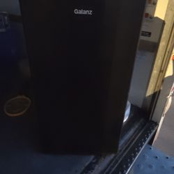 Galanz Mini fridge 