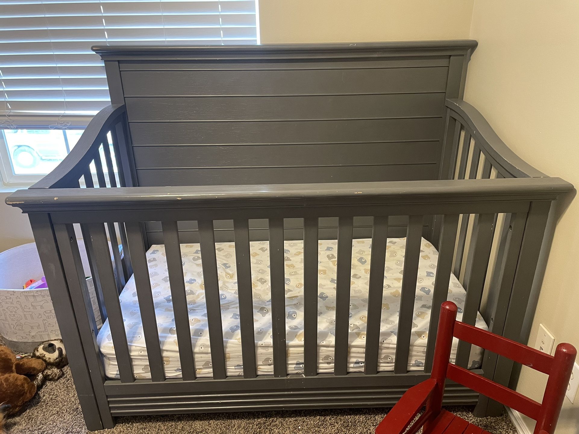 gray crib 
