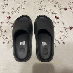 Yeezy slides onyx size 10