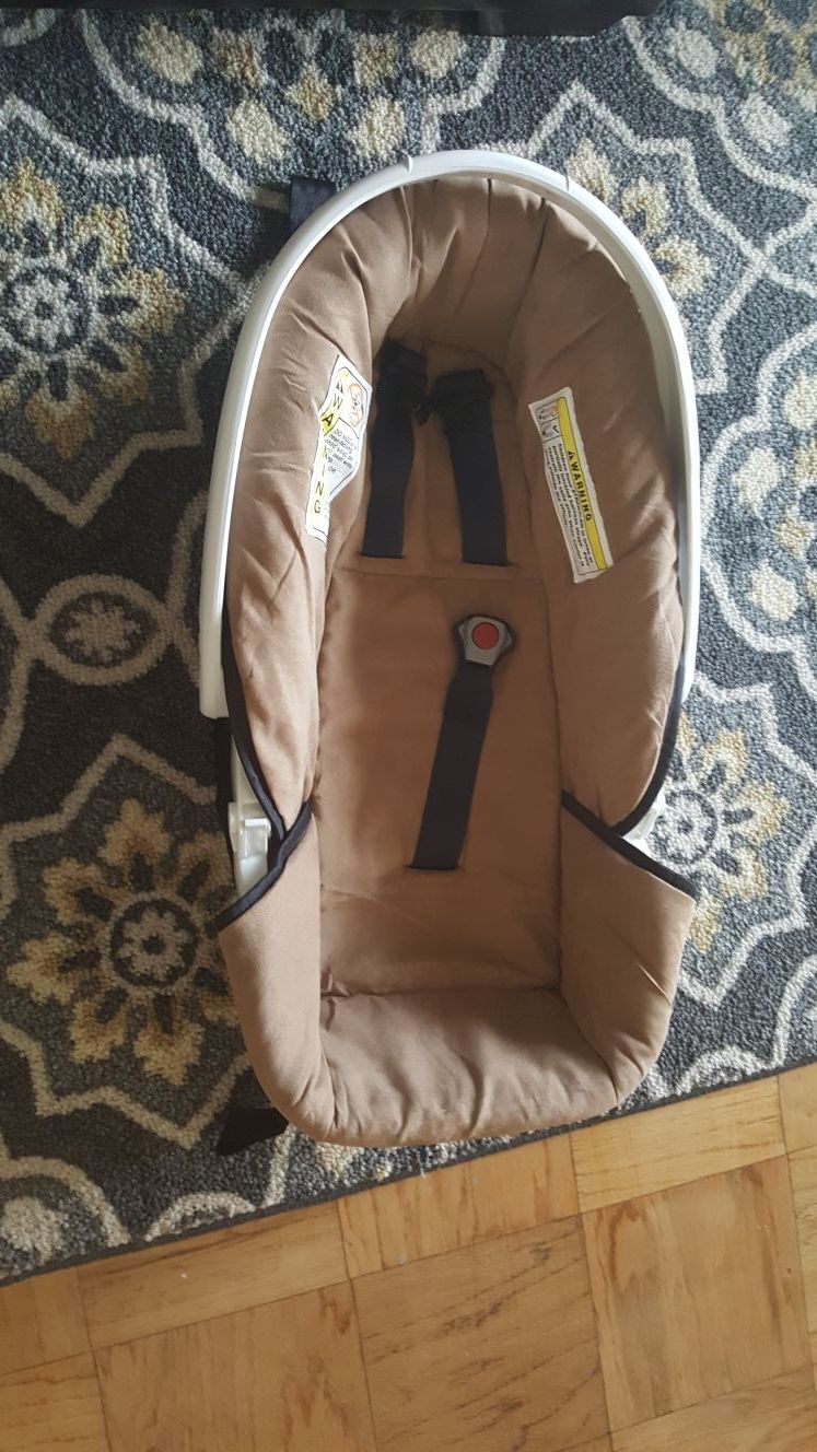 Nice baby bed car seat.