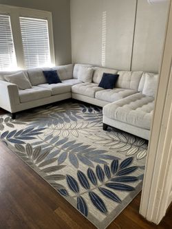 Sectional Couch With Pillows And Carpet 