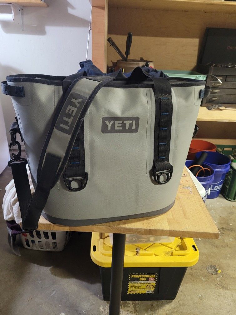 YETI HOPPER 30 COOLER