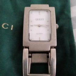 vintage Gucci silver-tone stainless steel rectangular quartz watch. 