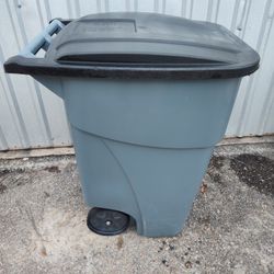 Rubbermaid 50 Gal. Grey Plastic Indoor/ Outdoor Trash Can 