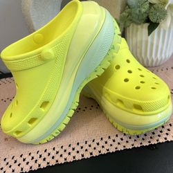 Highlighter Crocs Size 2m 4w