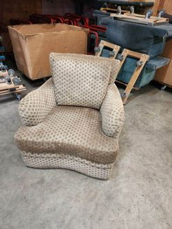 Huntington House Swivel Chair