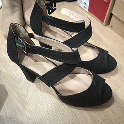 Women’s shoes size 9.5