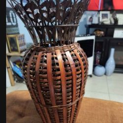 Wicker & Metal vase is in New condition! Vintage,