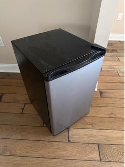 Free: 4.4 cu. ft. Hisense Mini-Fridge (Excellent Condition)