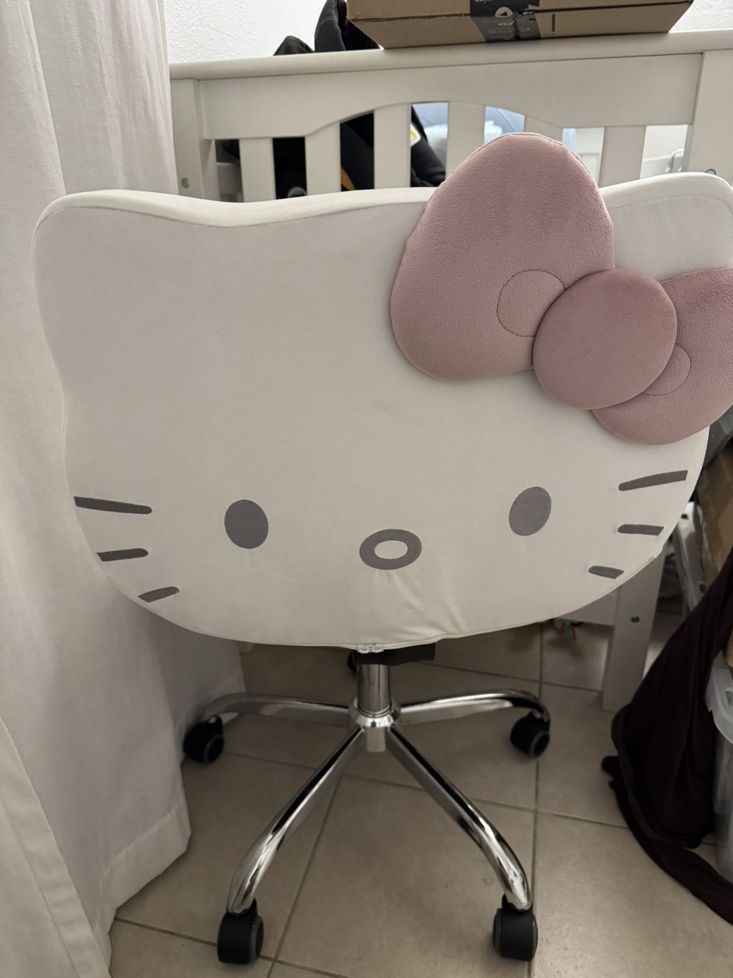 WHITE HELLO  KITTY IMPRESSIONS VANITY CHAIR