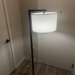 Black And White Simple Lamp With Cord Button 