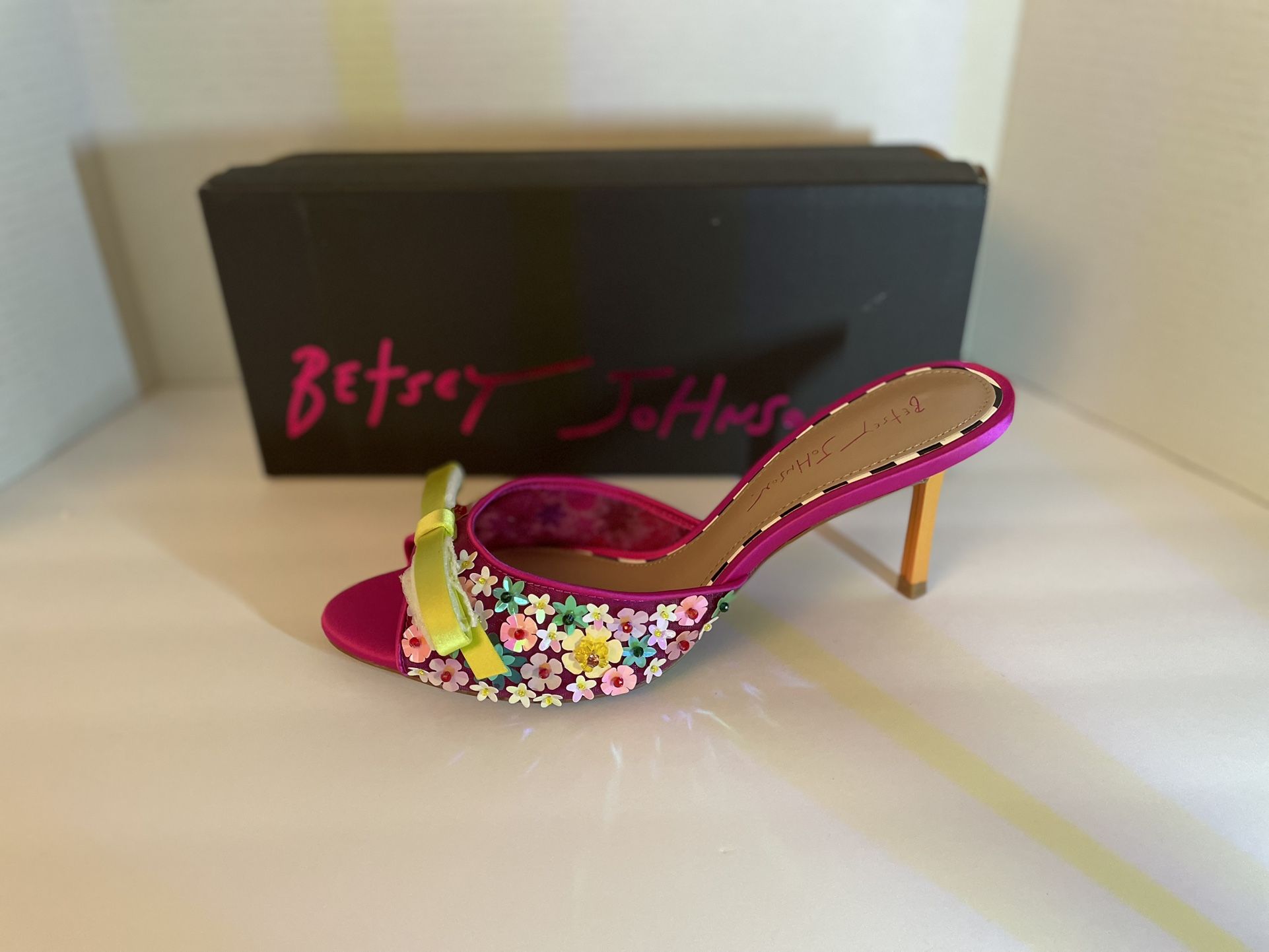 Betsey Johnson Size 9.5 heels Fuchsia Multi 