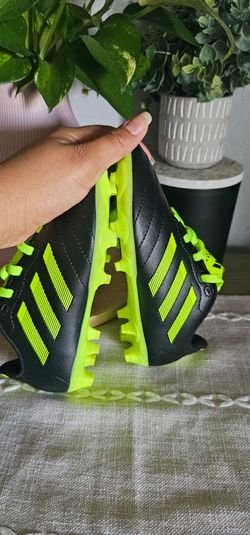 Kids soccer shoes