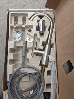 New Moen Edwyn Stainless Single-Handle Pulldown Kitchen Faucet With Deck Plate. Not In Original Box!