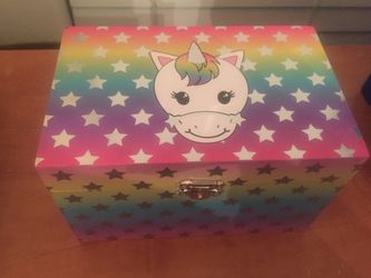 New jewelry box stars ⭐️ rainbow 🌈 unicorn 🦄 beautiful and musical. Ordered two to ensure I got one.