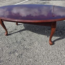 Elegant Oval Coffee Table – Classic Look