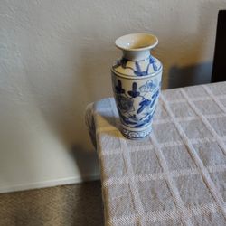 Vintage Chinese Porcelain Vase 