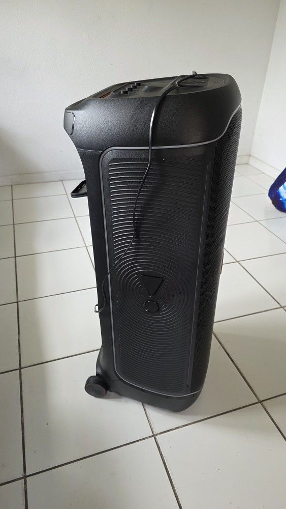 Altavoz Bluetooth portátil JBL PartyBox Ultimate IPX4 1100w oudput power