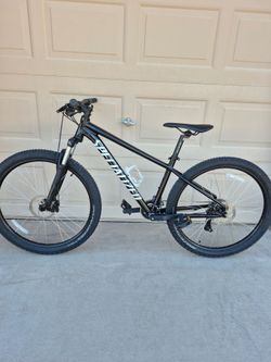 SPECIALIZED ROCKHOPPER MOUNTAIN BIKE (MEDIUM FRAME)