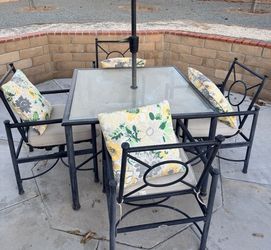 Table with 4 chairs