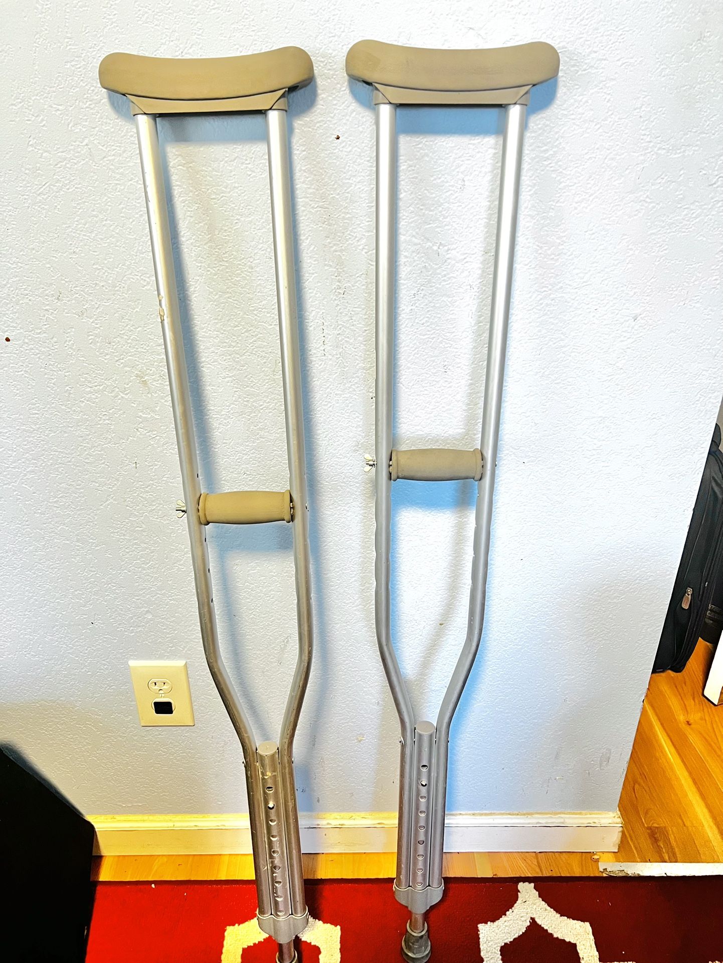 Hugo Mobility Adjustable Crutches for Walking, Tall Adult Walking Crutches, Comfortable Lightweight Crutches with Underarm Pad and Hand Grip