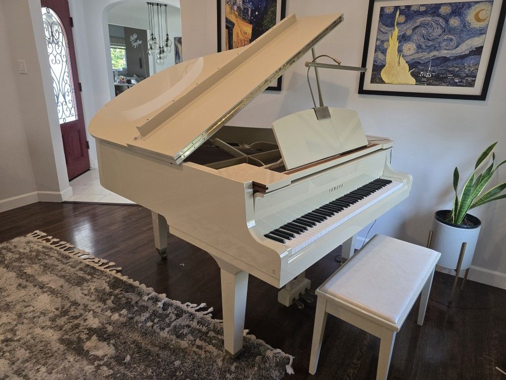 Yamaha Baby Grand Piano Polished Ivory. Excellent Condition.