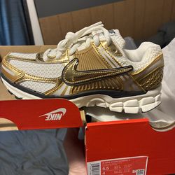 Woman’s 5.5 Nike zoom vomero 5