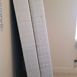 Twin Box Spring Set (2 Pieces) – Great Condition