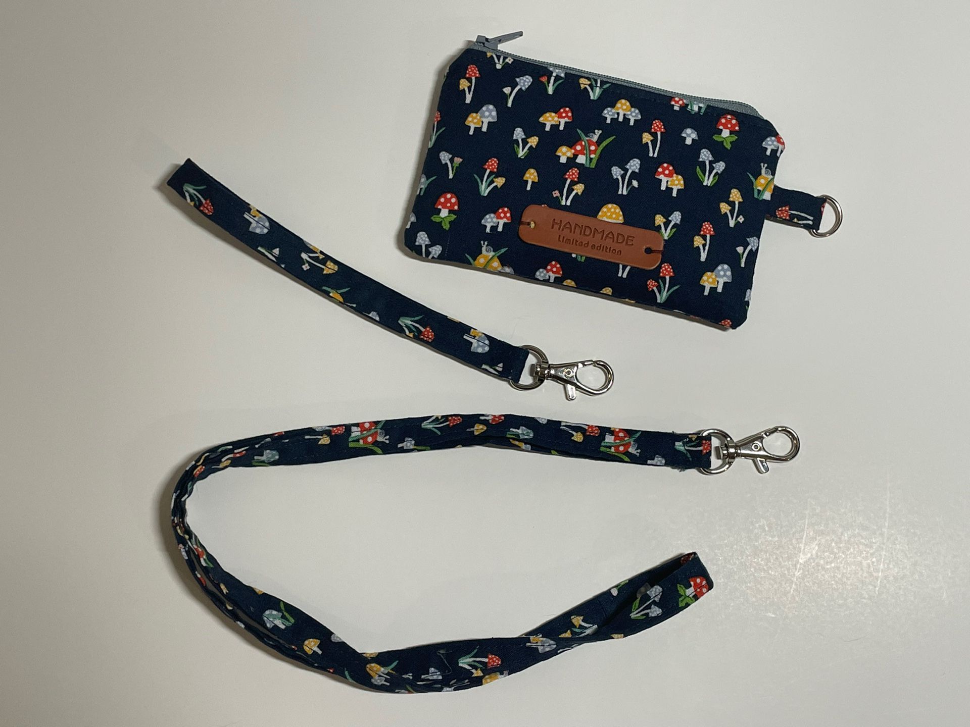 Removable Straps Small Wallet Card Holder Cute Mushrooms 