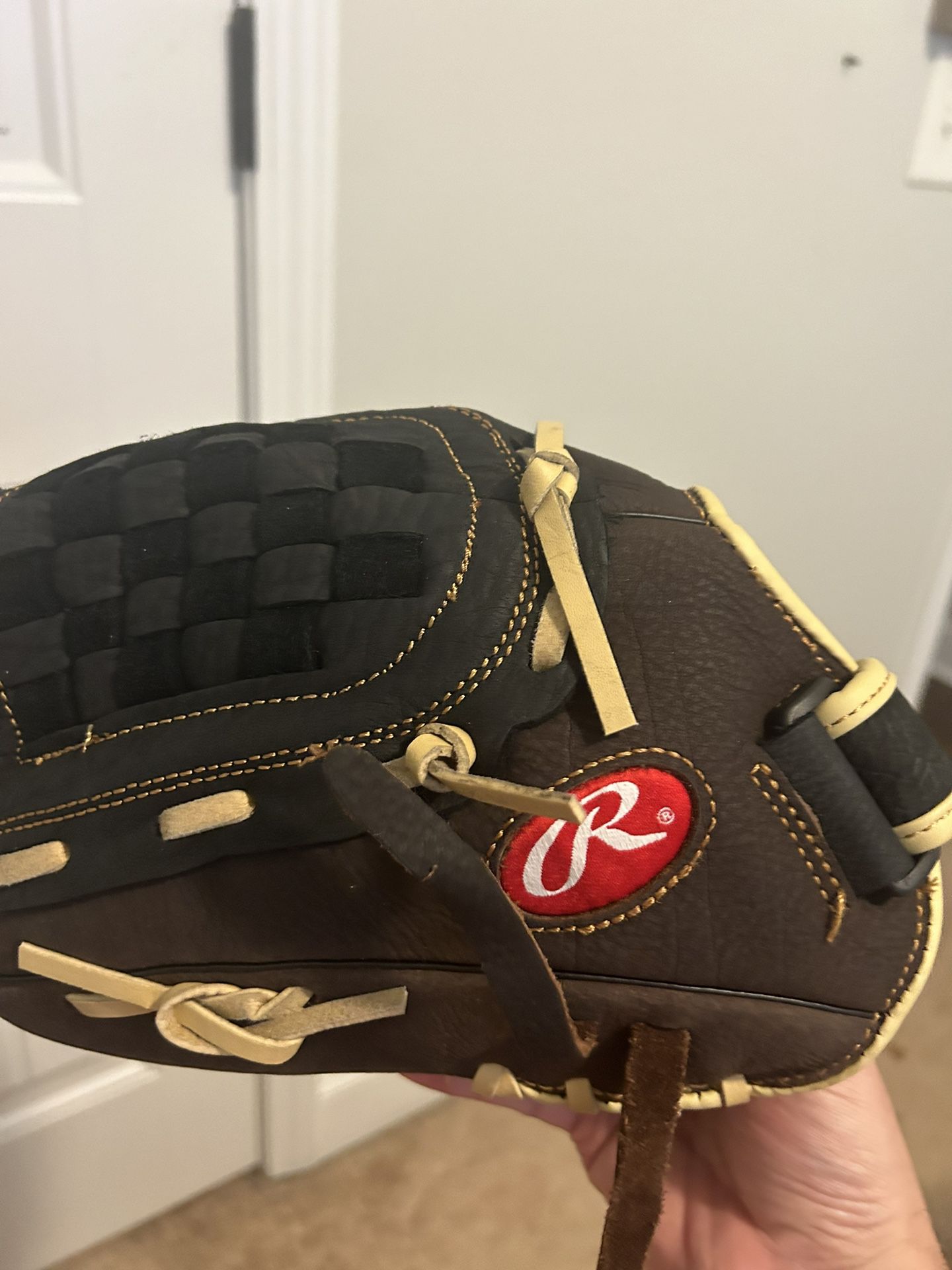 Used (only Been Used 4 Times)left Handed Rawlings Baseball Glove. 