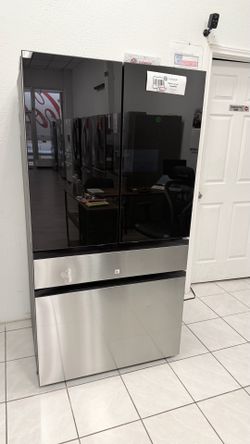 FOUR-DOOR FAMILY HUB SAMSUNG REFRIGERATOR