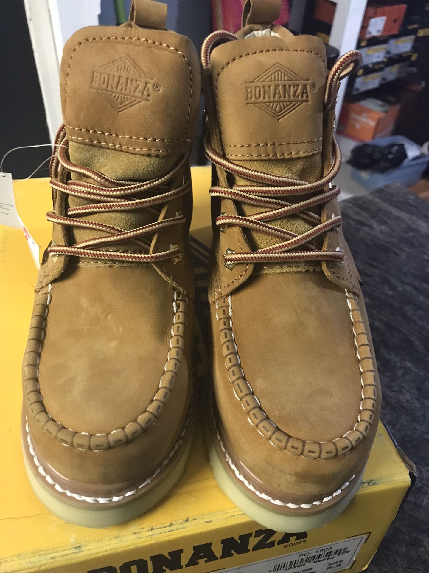 Work boots// Bonanza men’s shoe// hablo español//SIZE//(6.5) LT. BROWN COLOR.