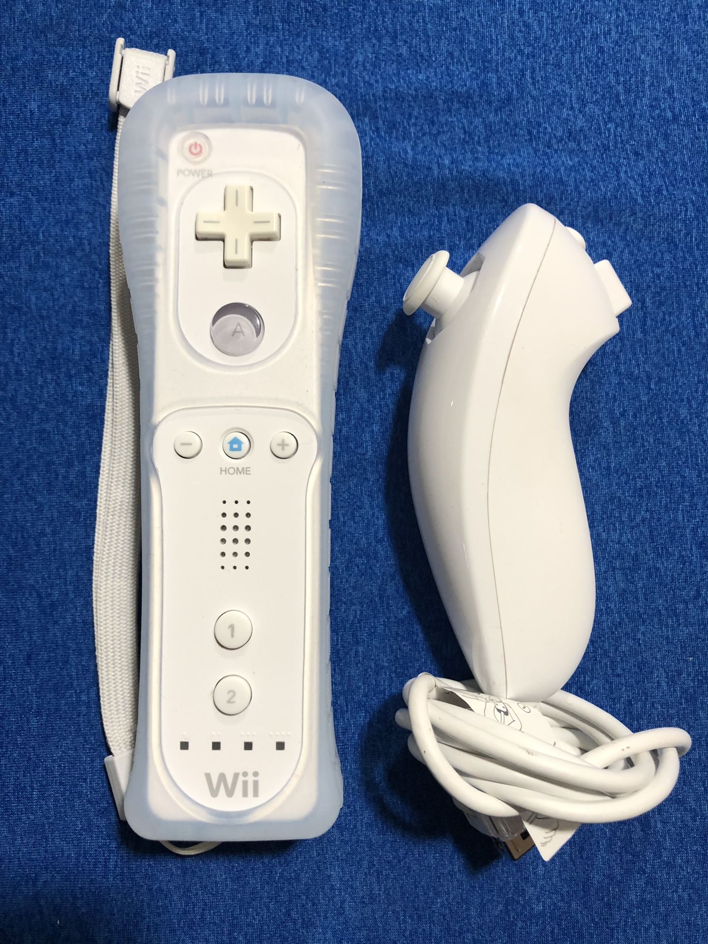 Nintendo wii remote controller with nunchuck and silicon cover white