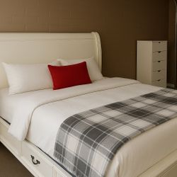 Queen Bed And 2 Night Stand Dressers