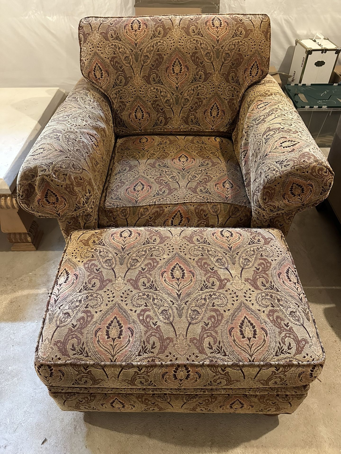 Oversized Chair With Ottoman