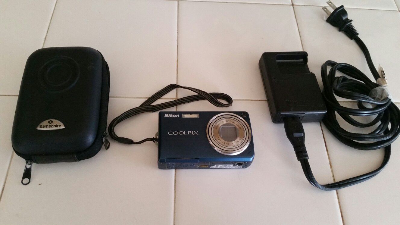 Nikon Coolpix S550 Digital Camera with Case and Battery Charger