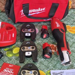 Milwaukee m12 12-volt lithium-Ion Force Logic Cordless Press Tool Kit (3 Jaws Included) with Two 1.5 Ah Batteries Charger And Soft Case  Kit