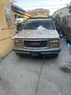 1999 GMC Suburban 1500 (1/2 Ton, 2WD )
