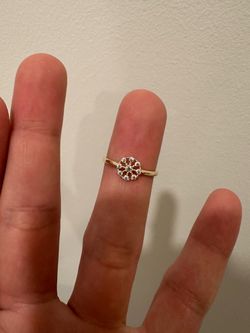 Anillo de oro de 10k.