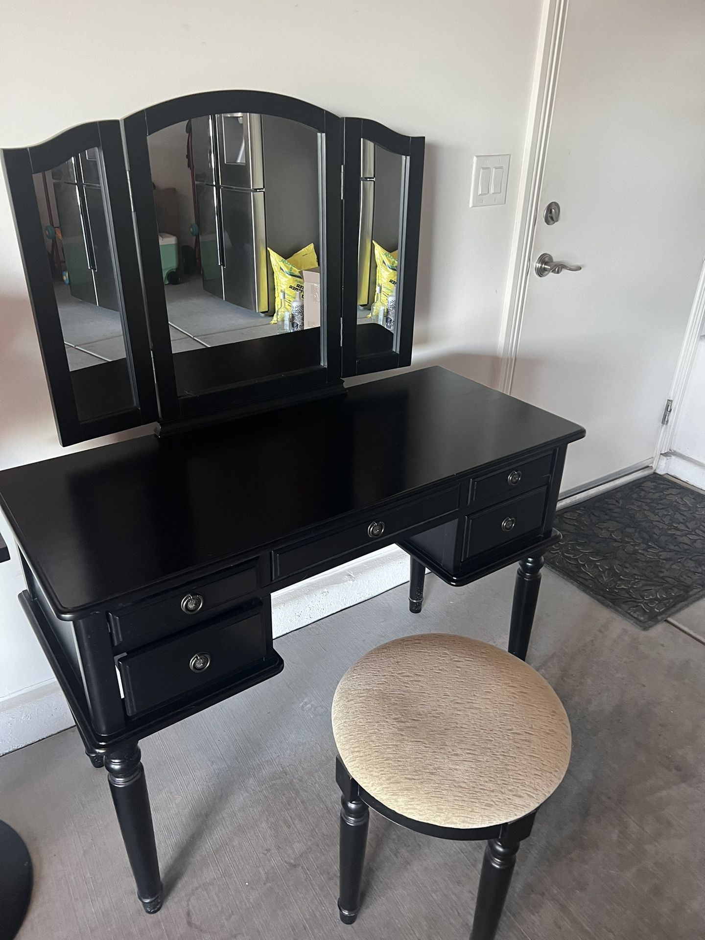 Vanity/Make Up Table for Sale in Las Vegas, NV OfferUp