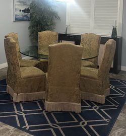 Semi new Glass dining table w/ 6 chairs