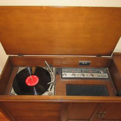 Philco Record Player Cabint. 100$ Great Shape Sounds Great Working 