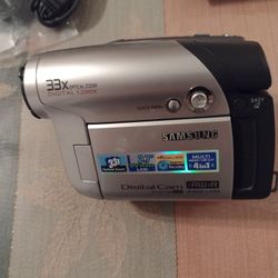 Samsung Camcorder w/bag & Accessories 