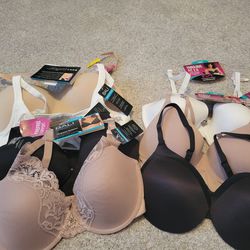 NWT - LOT OF 7 34D BRAS
