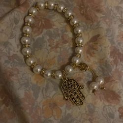 Faux Pearl and gold-tone Hamsa hand charm stretch bracele