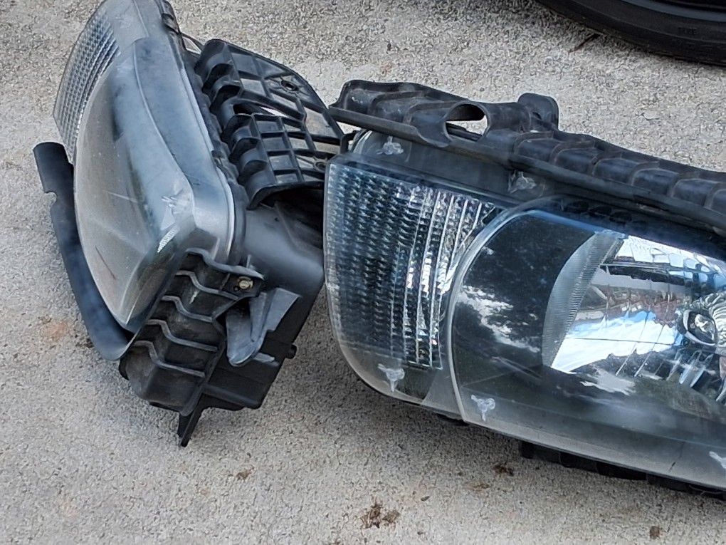 Set of 2 2010 CHEVY CAMARO headlights Assembly