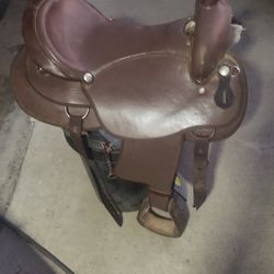 Like A New horse Saddle Size 16